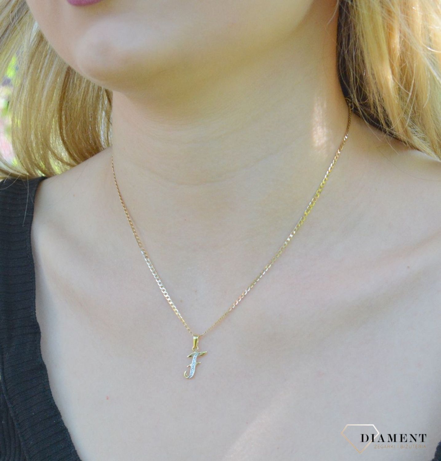 Złota zawieszka 585 literka F ozdobiona cyrkonią Z-98 F Literka. Personalizowana zawieszka to doskonały pomysł na prezent dla każdej kobiety. Zawieszka z literą ze złota. Prezent na komunię dla dziewczynki..jpg